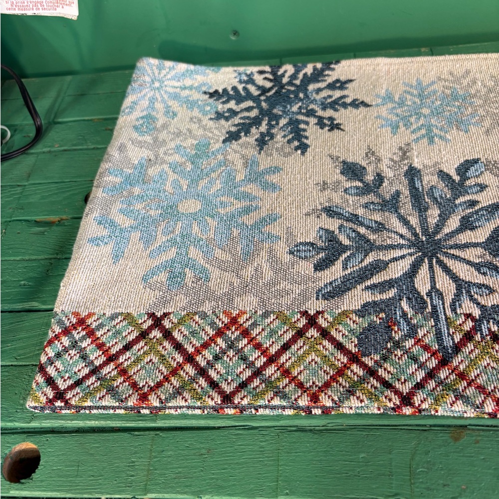 Snowflake Pattern Table Runner - Picture 6 of 13